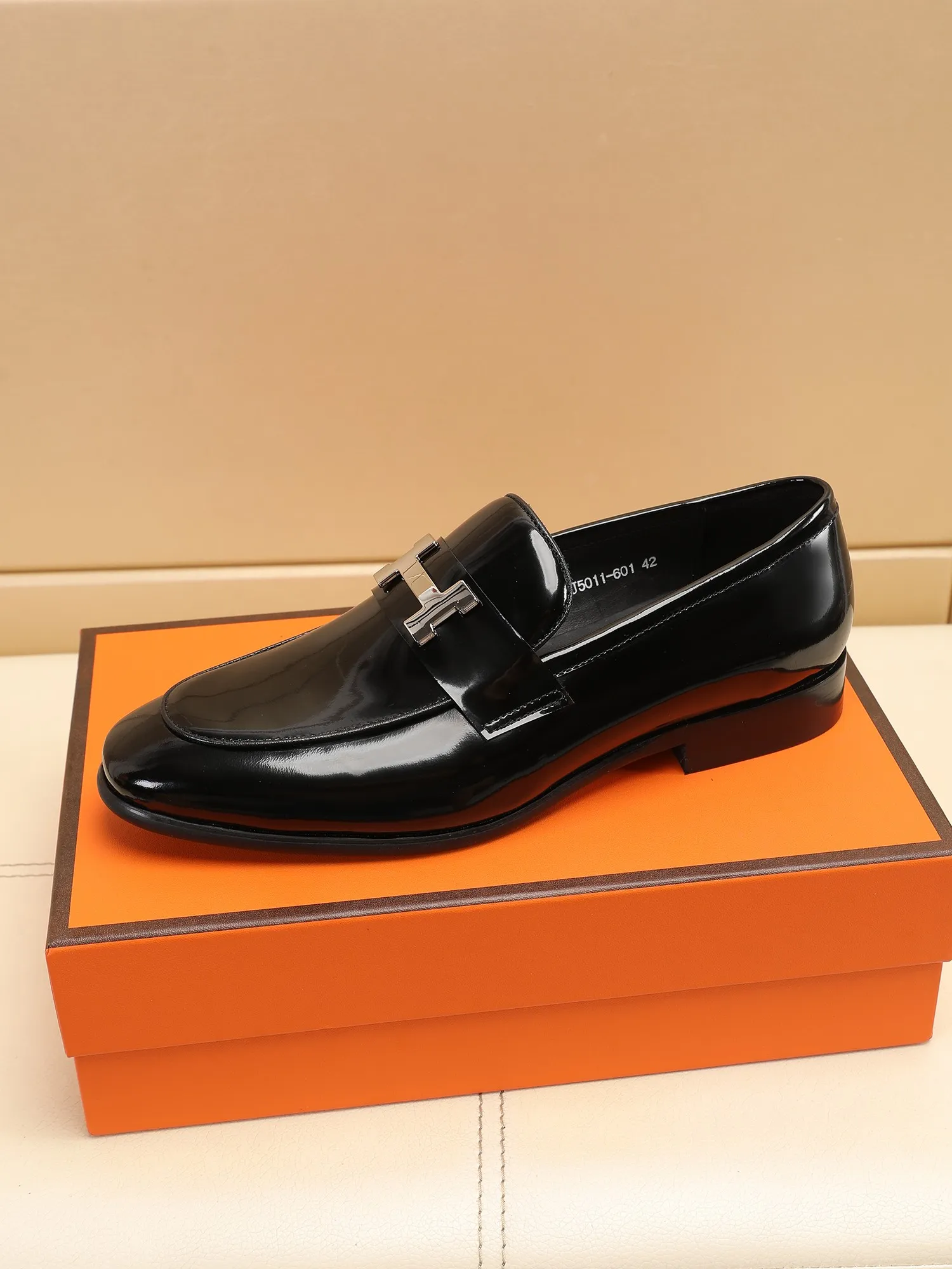 Factory price 460💶[HERMES] (cowhide lining)🍀Italian top luxury🍀He does not pursue novel styles and gorgeous colors, but attracts the favor of successful men with his flawless, elegant and classic style! This very, very comfortable, simple and stable style makes it easy to match any style! The pattern is absolutely 1:1 refined from the original case, and we strive for excellence in materials, imported cowhide + cowhide lining💪💪💪extraordinary texture👍! .Code number: 39 to 44 (38.4546 customized)
